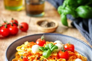 Superschnelles One-Pot Gericht: cremige Pasta mit Tomate-Mozzarella