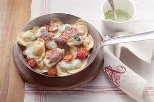 Seeteufel-Saltimbocca mit Tomaten-Mozzarella-Tortelli