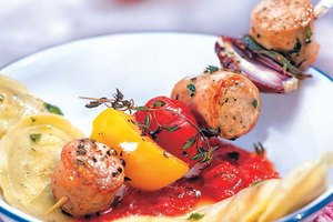 Bratwurst-Gemüse-Spieß mit Tomaten-Mozzarella-Tortelli