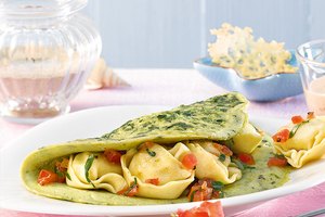 Spinatomelett mit Käse-Tortelloni, Parmesan-Crackern und Tomaten-Mozzarella-Sauce