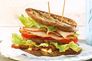 Schweinebraten-Sandwich BLT mit Bacon, Salat und Tomate