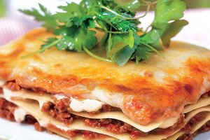 Lasagne Bolognese mit Kräutersalat