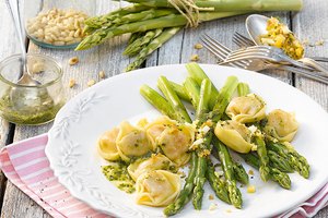 Spinat-Ricotta-Tortelloni mit grünem Spargel, Basilikum-Pesto und polnischer Garnitur