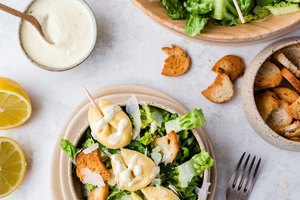 Tortelloni-Spieße mit klassischem Caesar Salad