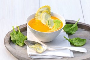 Karotten-Ingwer-Suppe mit Spinat-Raviolo und Spinatschaum